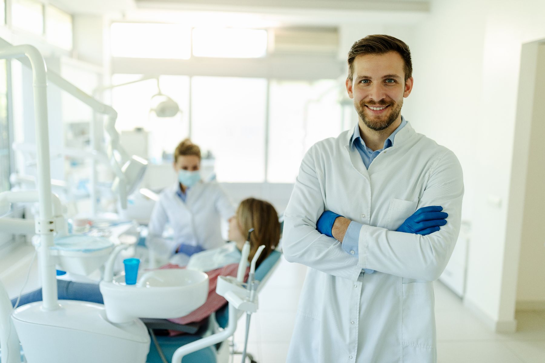 glimlachende tandarts in praktijk